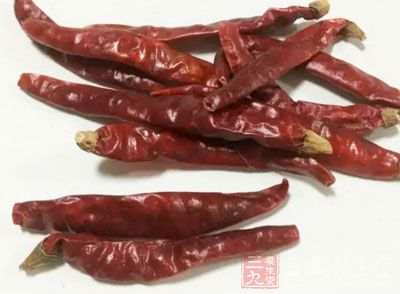 放入辣椒、大蒜、生抽、蚝油、糖均勻翻炒，使醬汁完全裹在豆腐上即可裝盤享用