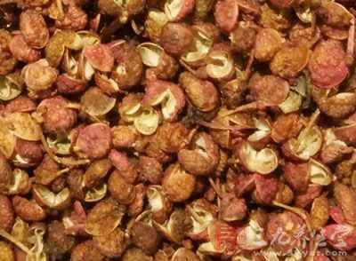 放入鍋中,加入桂皮1段,香葉2片,八角1個,花椒2-3顆 放入鍋中,加入桂皮1段,香葉2片,八角1個,花椒2-3顆