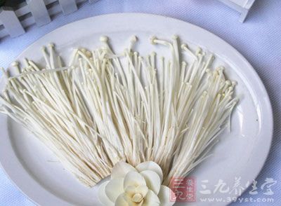 童子雞1250克,鮮香菇80克,金針菇80克,雞枞80克 童子雞1250克,鮮香菇80克,金針菇80克,雞枞80克