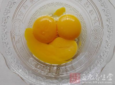 鮮奶1000公克，即溶咖啡2大匙，抹茶粉1大匙，蛋黃4個，動物性鮮奶油200公克