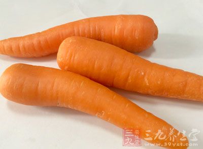 金針菇，雞胸肉，胡蘿卜，姜片，芥末，醋，生抽，鹽，白糖，芝麻油