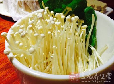 將過涼後的金針菇和胡蘿卜絲稍微擠去水分，和雞絲一起拌勻