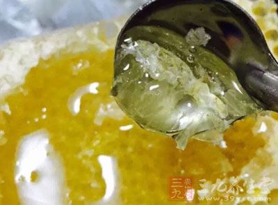 准備1湯匙蜂蜜,加少許水,把蜂蜜化成粘稠的蜂蜜汁 准備1湯匙蜂蜜,加少許水,把蜂蜜化成粘稠的蜂蜜汁