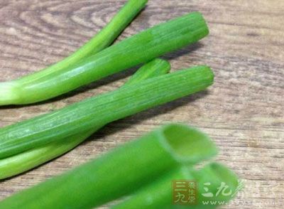 雞翅500克,大蔥10克,姜5克,醬油5克,胡椒粉2克 雞翅500克,大蔥10克,姜5克,醬油5克,胡椒粉2克