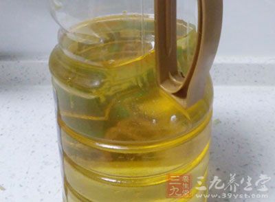 一個成型了之後就可以再同時煎下一個,食用油不夠了就再添加點 一個成型了之後就可以再同時煎下一個,食用油不夠了就再添加點