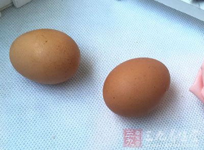 雞蛋1顆,細砂糖30公克 雞蛋1顆,細砂糖30公克