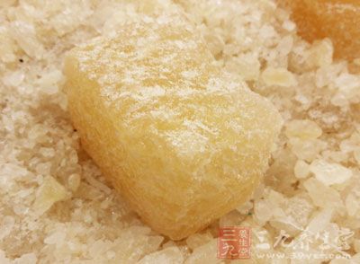 梅干菜洗淨。加入冰糖,醬油,料酒 梅干菜洗淨。加入冰糖,醬油,料酒