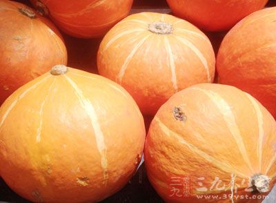 將南瓜加入適量的水放入鍋中,燒開 將南瓜加入適量的水放入鍋中,燒開