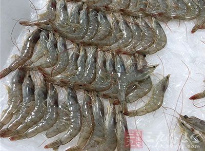 蘆筍切段，鮮蝦洗淨去蝦線