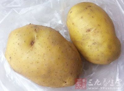 開鍋加土豆塊翻炒炒熟後,加胡蘿卜花瓣翻炒幾下 開鍋加土豆塊翻炒炒熟後,加胡蘿卜花瓣翻炒幾下