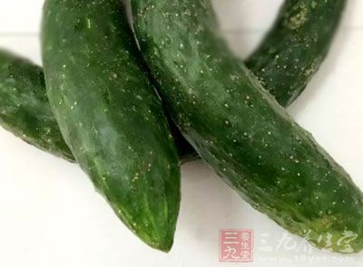 放入黃瓜、雞蛋,然後翻炒3分鐘 放入黃瓜、雞蛋,然後翻炒3分鐘