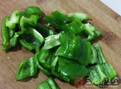 再加青椒一起炒 再加青椒一起炒