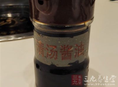 加入紅蔥頭末略炒，再加入調味料(1)拌炒至均勻上色