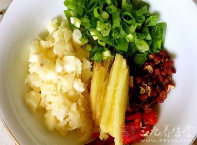 牛肉500g，糯涼粉500g，啤酒一聽(500ml)、蒜苗少許，姜、干花椒