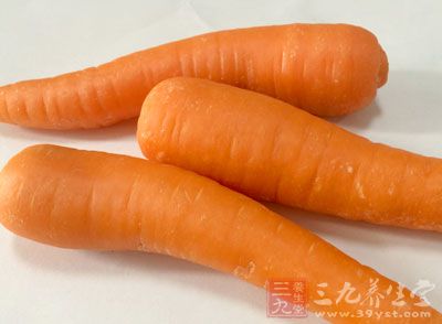 放胡蘿卜、鹽翻炒出鍋，撒上香菜即可