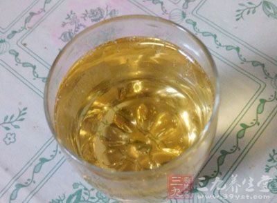 牛肉炒上色後倒入整罐啤酒，燒開後換高壓鍋，中火壓10分鐘，悶3分鐘後倒入炒鍋