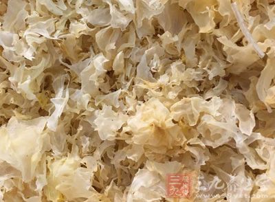 銀耳20克,紅棗20顆,冰糖60克(可根據各人的口味添減分量) 銀耳20克,紅棗20顆,冰糖60克(可根據各人的口味添減分量)