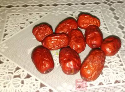 紅棗中富含鈣和鐵,它們對防治骨質疏松產貧血有重要作用 紅棗中富含鈣和鐵,它們對防治骨質疏松產貧血有重要作用