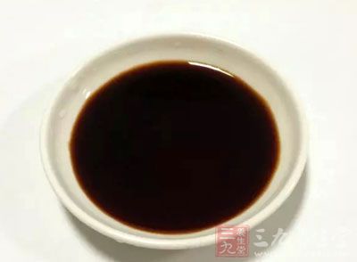將汆燙好的馬齒菜撈起沖涼開水，然後將擠干水分的馬齒菜和調味料拌勻後即可食用