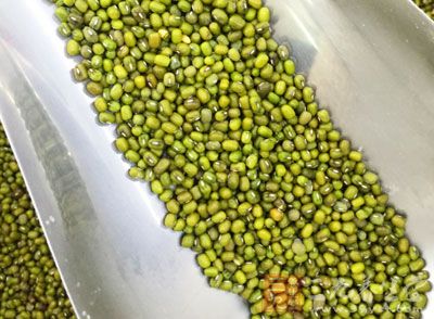 新鮮的馬齒苋120克(干品30克)，綠豆50克