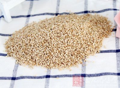 二次醒發後的面包胚塗上蛋液撒點芝麻，烤箱預熱180度烤30分鐘