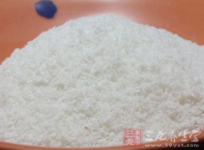 從冰箱中取出，用手搓成圓球，均勻的沾上一層椰蓉