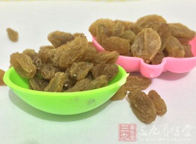 葡萄干事先放在朗姆酒中浸泡1個小時以上