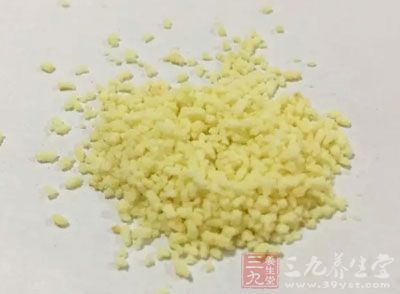 最後加少許雞精,淋入香油,撒上蔥花即可出 最後加少許雞精,淋入香油,撒上蔥花即可出