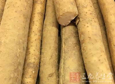山藥去皮,豆腐沸水燙後分別切成丁;蒜去皮剁成蓉 山藥去皮,豆腐沸水燙後分別切成丁;蒜去皮剁成蓉