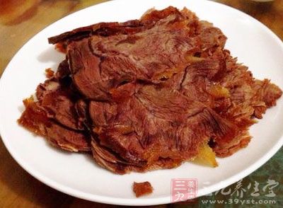 牛肉200克,金針菇200克,木耳少許,油,鹽,料酒,蔥姜,雞精適量 牛肉200克,金針菇200克,木耳少許,油,鹽,料酒,蔥姜,雞精適量