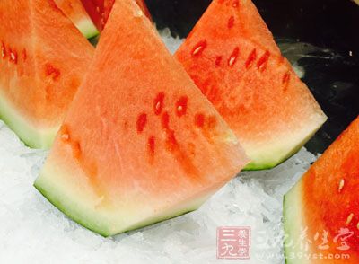兒童優酪乳1杯,火龍果1個,蘋果1個,香蕉1根,西瓜1塊 兒童優酪乳1杯,火龍果1個,蘋果1個,香蕉1根,西瓜1塊