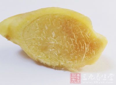 瓠瓜絲切成段,姜及黃蘿卜也切成條絲狀備用 瓠瓜絲切成段,姜及黃蘿卜也切成條絲狀備用