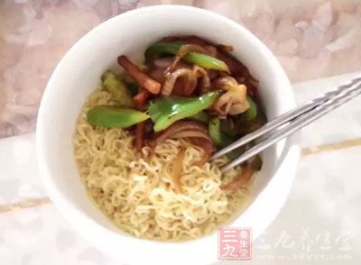 其實每次看韓劇中人們吃泡面時的那份幸福感,小編就會忍不住想吃泡面 其實每次看韓劇中人們吃泡面時的那份幸福感,小編就會忍不住想吃泡面