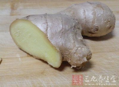 大蒜、生姜分別去皮洗好,切碎粒裝碗 大蒜、生姜分別去皮洗好,切碎粒裝碗