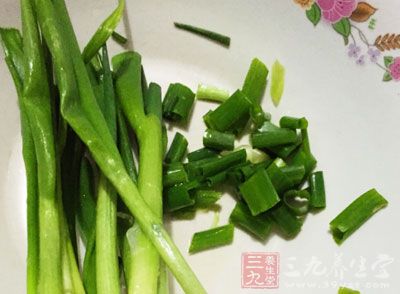豬肉絲50公克,洋蔥絲1/2杯,紅蘿卜絲少許,黃瓜絲少許,蔥末1大匙 豬肉絲50公克,洋蔥絲1/2杯,紅蘿卜絲少許,黃瓜絲少許,蔥末1大匙