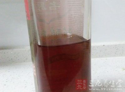 新鮮鲈魚一條，油、料酒、蒸魚豉油、姜蔥蒜