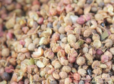 將切好的肉片放入盆中加植物油5毫升、豆瓣、豆腐乳汁及小半塊豆腐乳、花椒、姜、蔥、胡椒粉