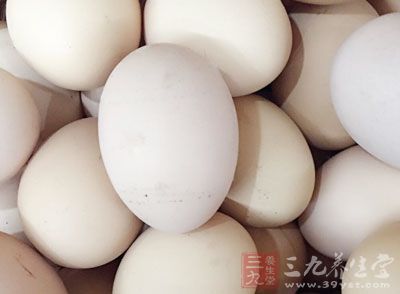 把雞蛋打散，加入糖粉，打至糖融化