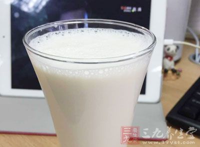 純牛奶500ml,原味酸奶125ml。電飯鍋,帶蓋瓷杯 純牛奶500ml,原味酸奶125ml。電飯鍋,帶蓋瓷杯