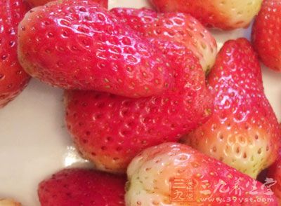 純牛奶500個、原味酸奶100個、糖30個、草莓適量 純牛奶500個、原味酸奶100個、糖30個、草莓適量
