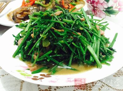 芹菜的吃法有很多,常見的有涼拌、炒著吃 芹菜的吃法有很多,常見的有涼拌、炒著吃