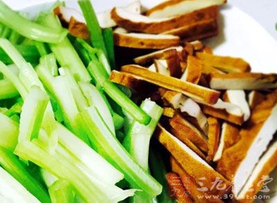 芹菜150克,香干3片,干紅辣椒7、8個,大蒜、植物油、生抽、鹽 芹菜150克,香干3片,干紅辣椒7、8個,大蒜、植物油、生抽、鹽