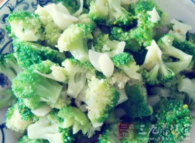 准備好的蔬菜，過水，西蘭花可以先放