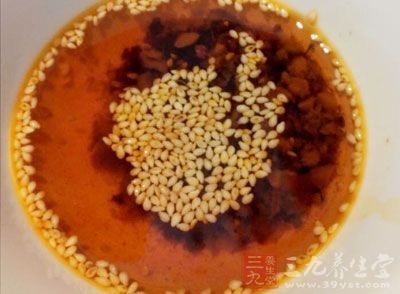 用蚝油、醬油、醋、辣椒油、香油調好料汁