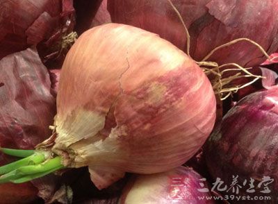 鍋中加2大匙色拉油燒熱,下入洋蔥、番茄炒軟 鍋中加2大匙色拉油燒熱,下入洋蔥、番茄炒軟