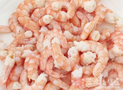 無需蓋蓋子,用勺子翻拌蝦仁和毛豆與粥結合 無需蓋蓋子,用勺子翻拌蝦仁和毛豆與粥結合