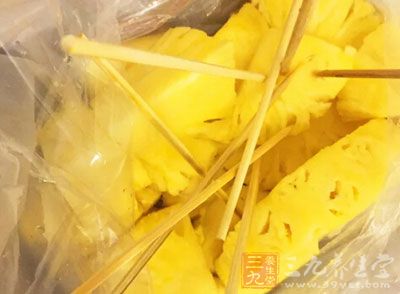 蝦,菠蘿,姜,蒜,泰式甜辣醬 蝦,菠蘿,姜,蒜,泰式甜辣醬