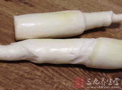 放入蝦仁爆炒要快速翻炒,加入茭白、藕切、黃酒、鹽炒到蝦仁稍熟 放入蝦仁爆炒要快速翻炒,加入茭白、藕切、黃酒、鹽炒到蝦仁稍熟