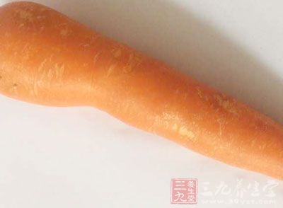 鍋燒熱後，放油先將胡蘿卜、豌豆下鍋炒至斷生