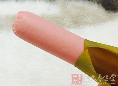 火腿腸和尖辣椒也分別切成絲 火腿腸和尖辣椒也分別切成絲